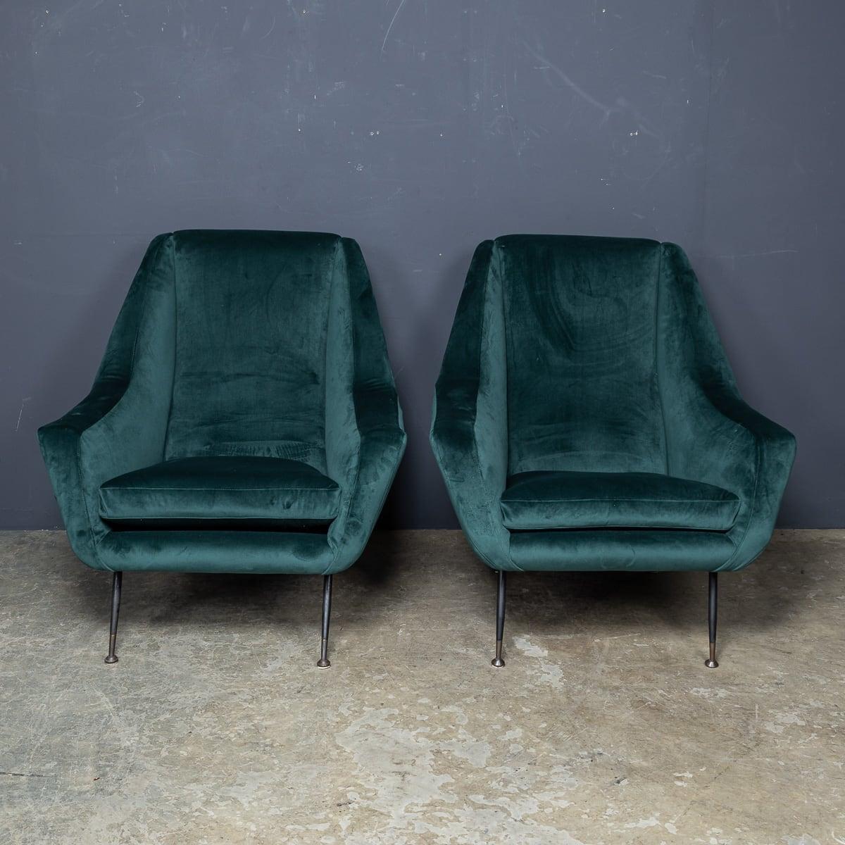 Autre Paire de fauteuils italiens en velours vert et laiton du milieu du XXe siècle, c.1950 en vente