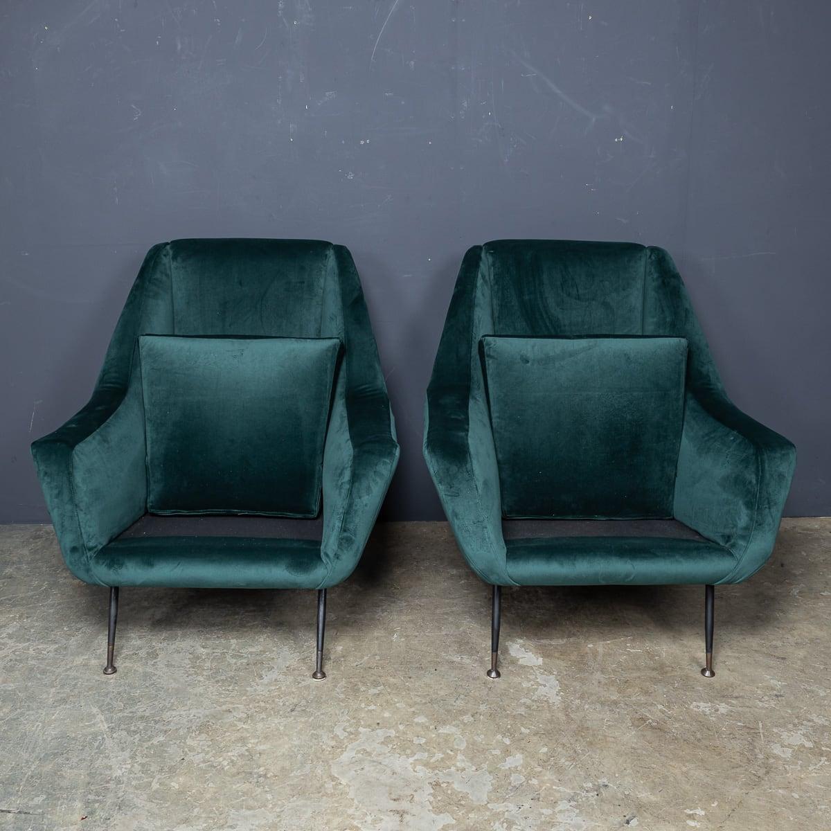 Paire de fauteuils italiens en velours vert et laiton du milieu du XXe siècle, c.1950 Bon état - En vente à Royal Tunbridge Wells, Kent