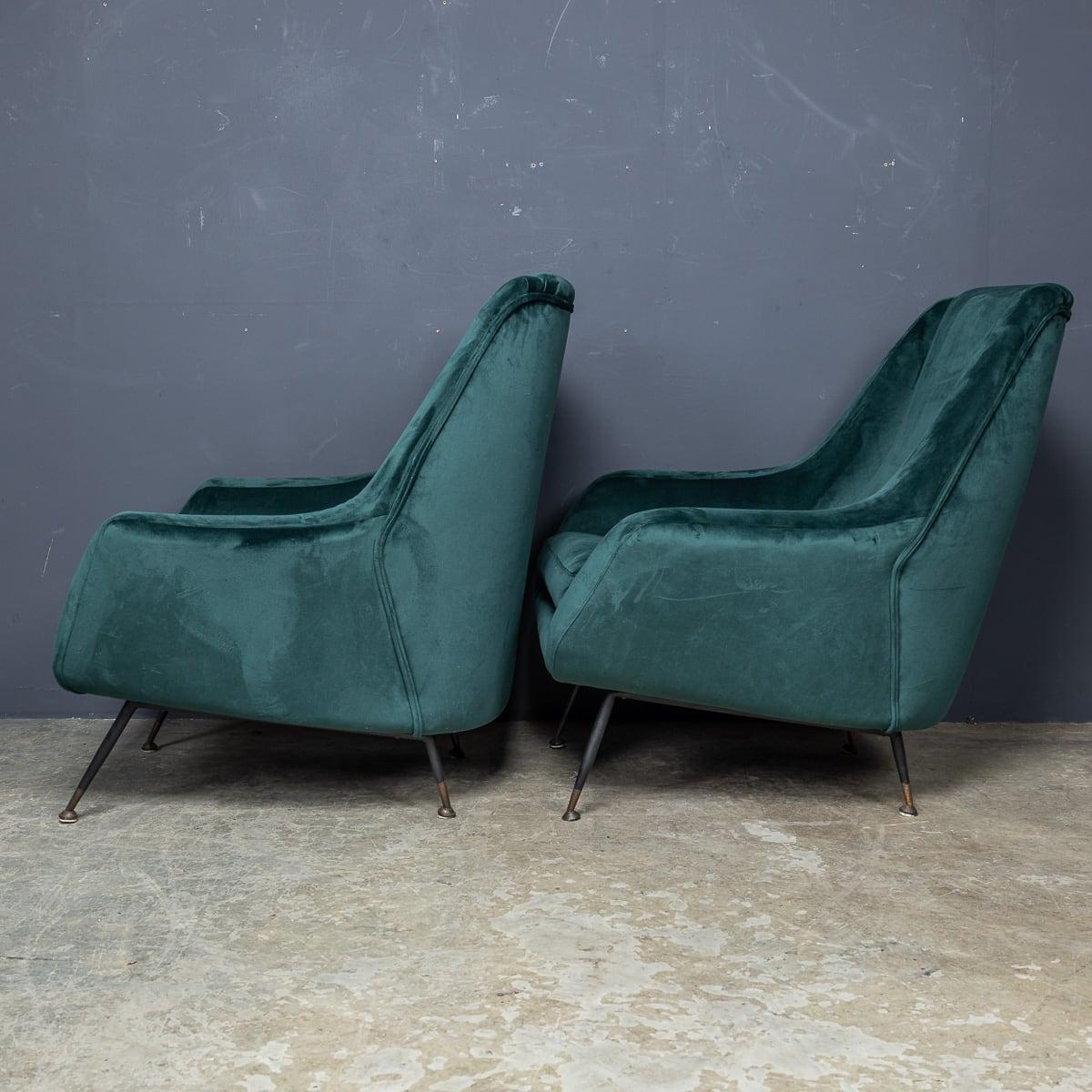 20ième siècle Paire de fauteuils italiens en velours vert et laiton du milieu du XXe siècle, c.1950 en vente