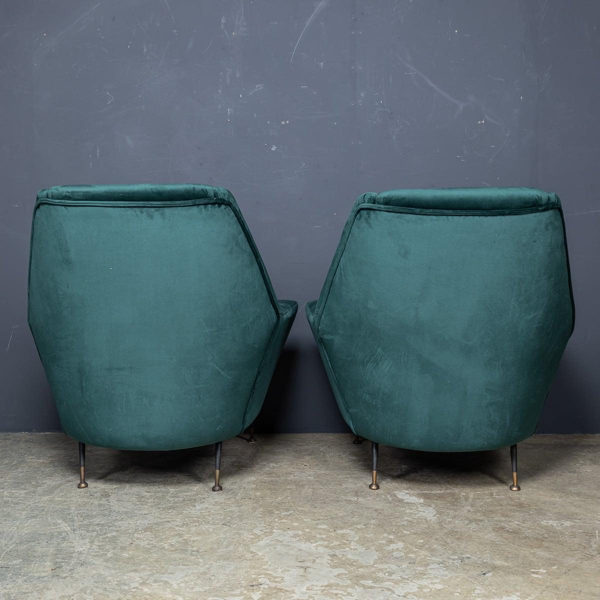 Laiton Paire de fauteuils italiens en velours vert et laiton du milieu du XXe siècle, c.1950 en vente