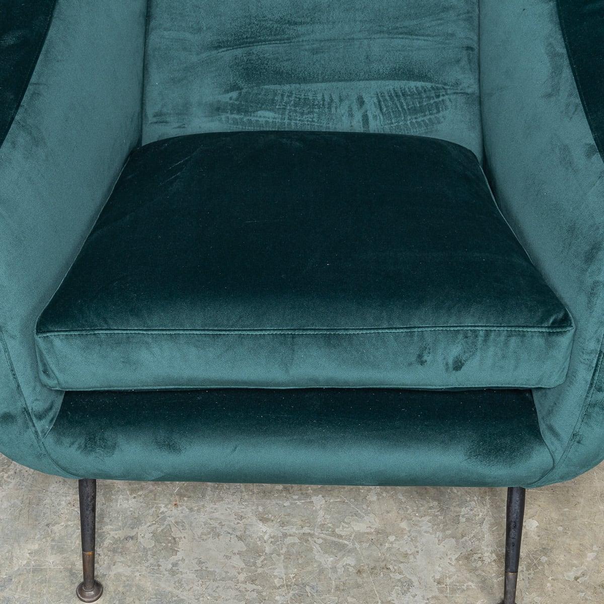 Paire de fauteuils italiens en velours vert et laiton du milieu du XXe siècle, c.1950 en vente 2