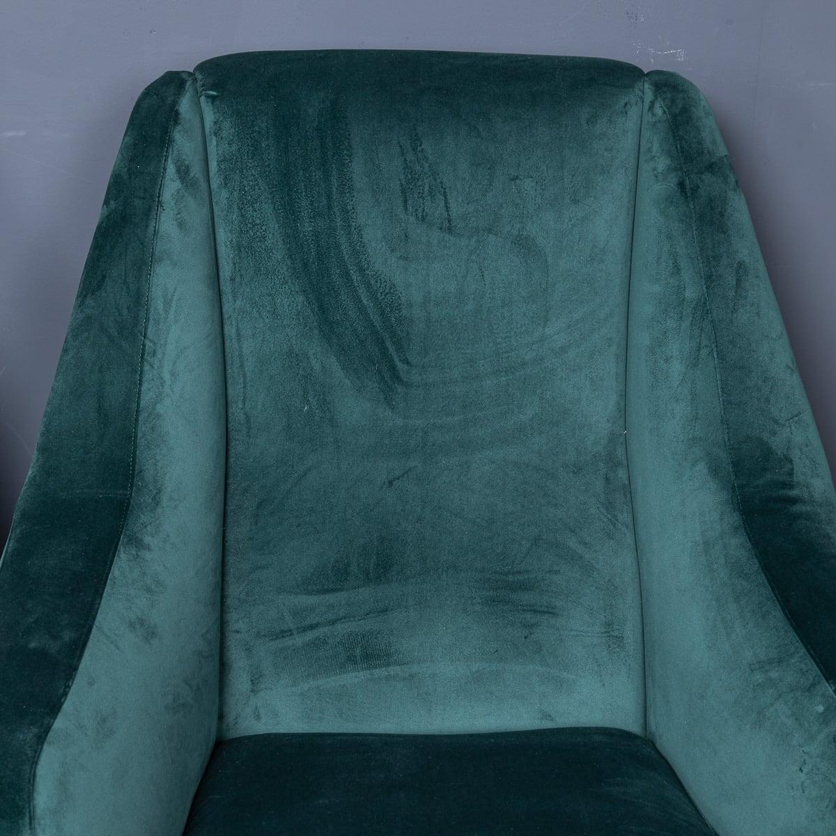 Paire de fauteuils italiens en velours vert et laiton du milieu du XXe siècle, c.1950 en vente 3