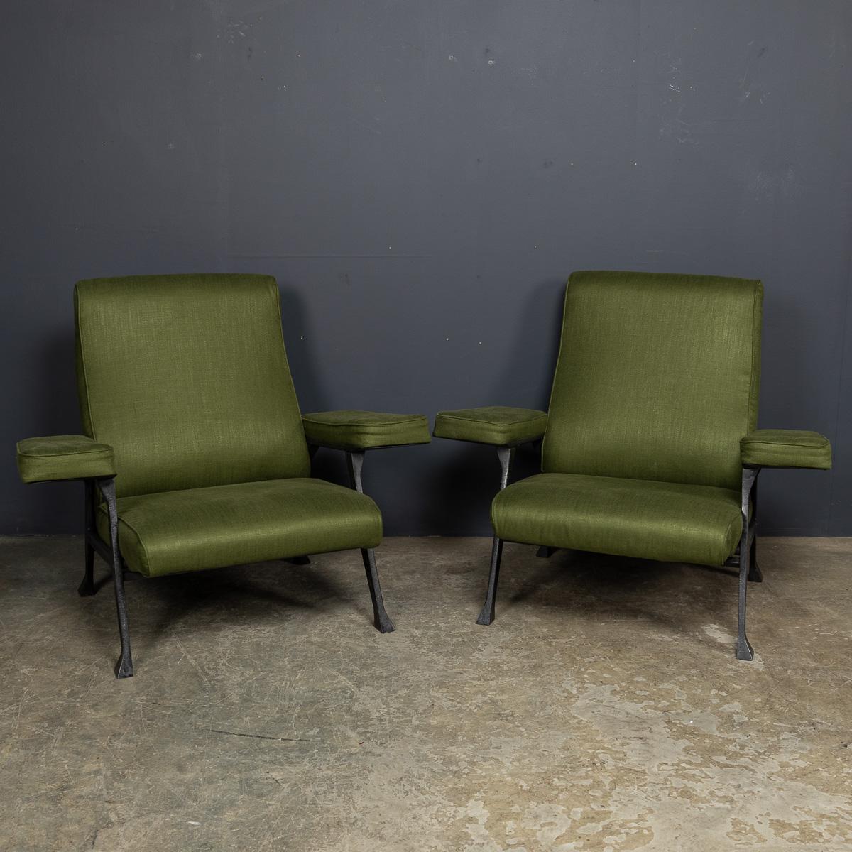 Paire de chaises de salon italiennes du milieu du XXe siècle, conçues par Roberto Menghi, dotées d'une élégante armature en métal noir et d'un rembourrage vert. Connu pour son approche novatrice de la conception de meubles, Menghi était une figure