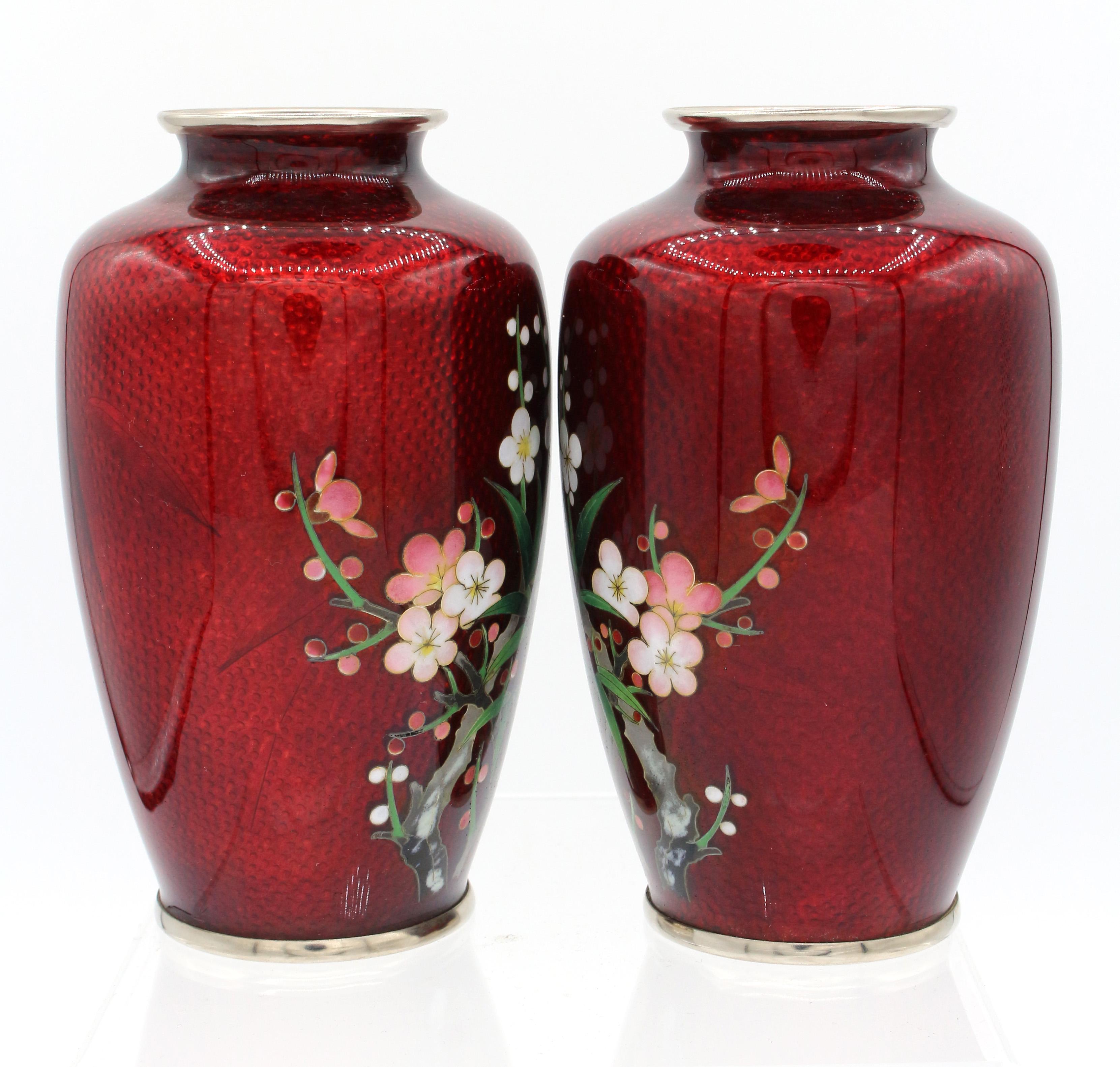 Cloisonné Paire de vases cloisonnés japonais du milieu du 20e siècle en vente