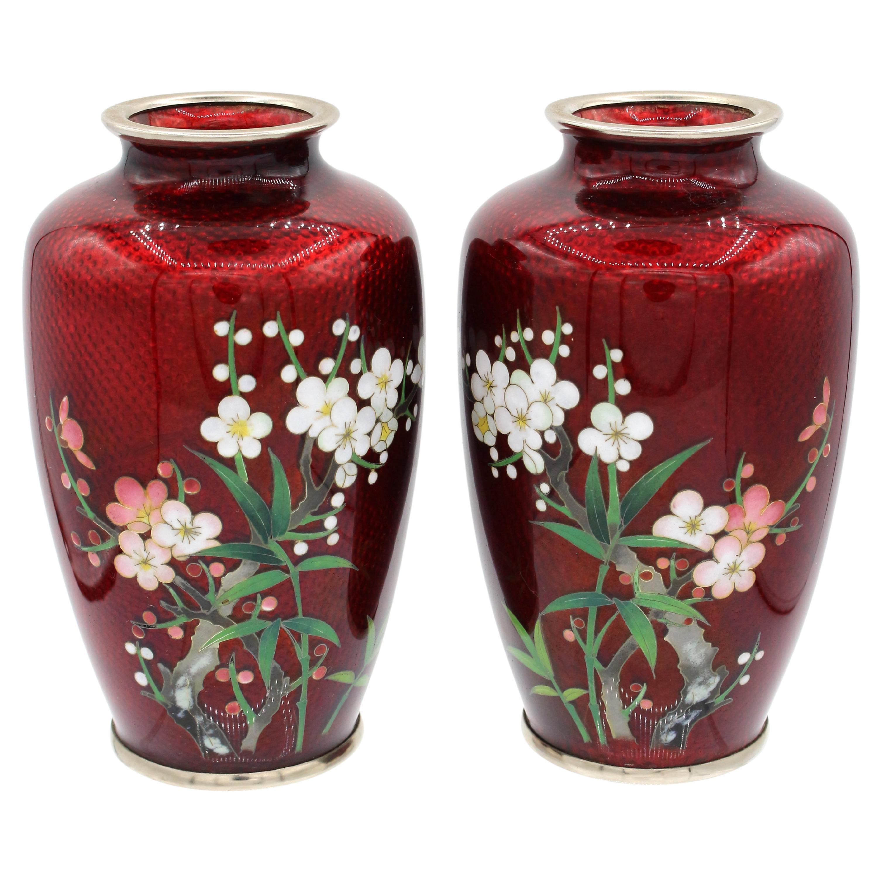 Paire de vases cloisonnés japonais du milieu du 20e siècle