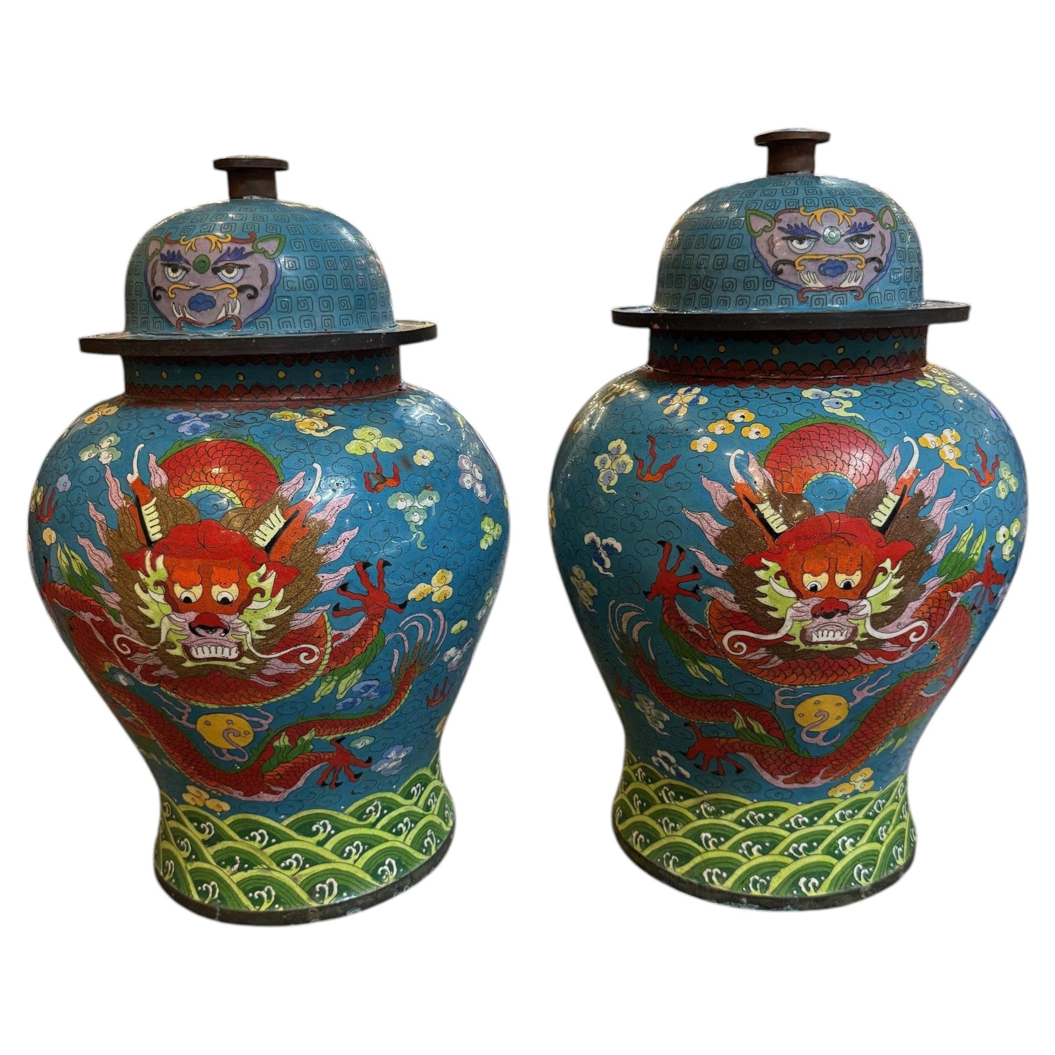 Mitte des 20. Jahrhunderts Zwei große chinesische Cloisonné-Emaille-Vasen mit Drachenmotiven