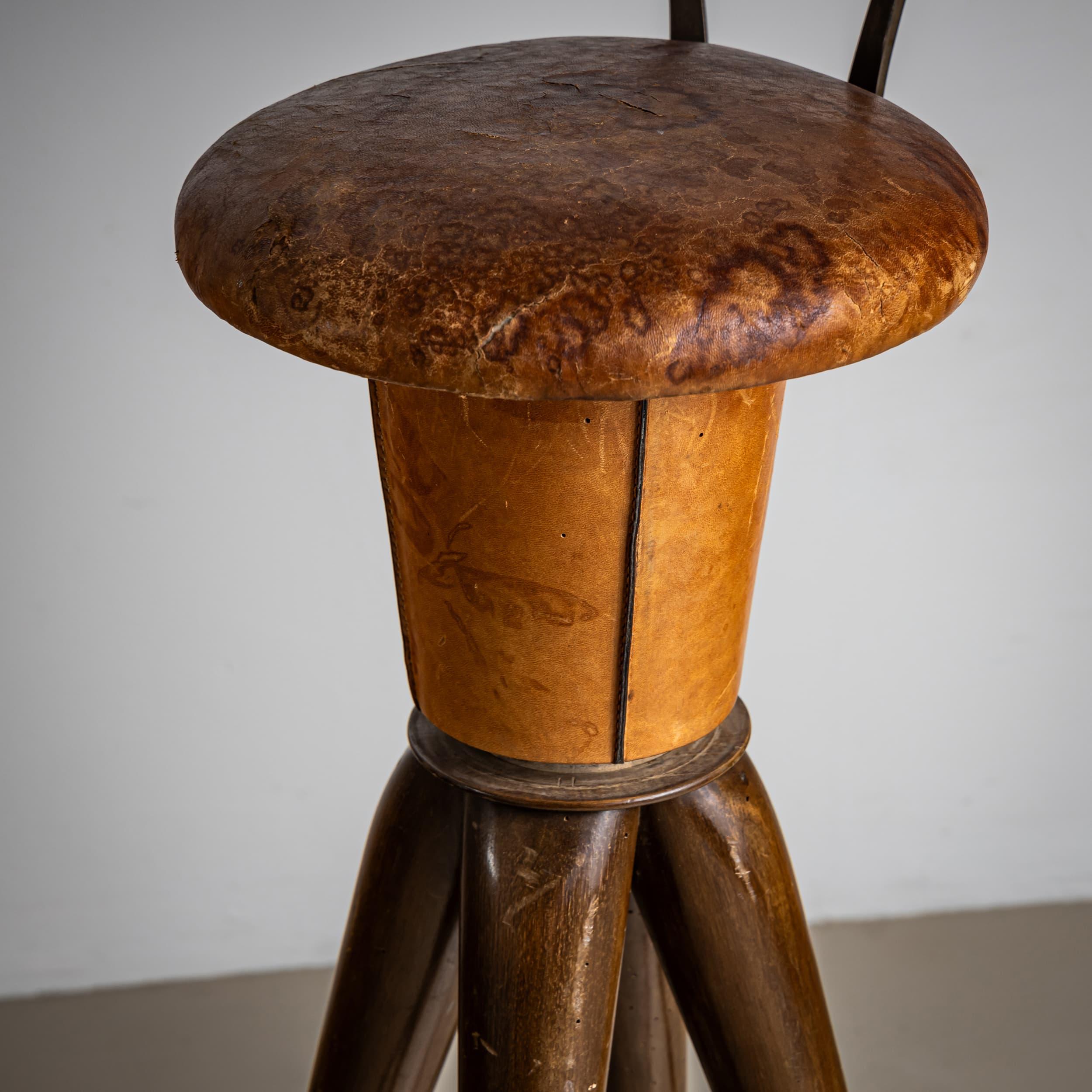 Mitte des 20. Jahrhunderts Ein Paar Barhocker aus Leder und Messing, zugeschrieben Bartolucci Arts im Zustand „Gut“ im Angebot in New York, NY