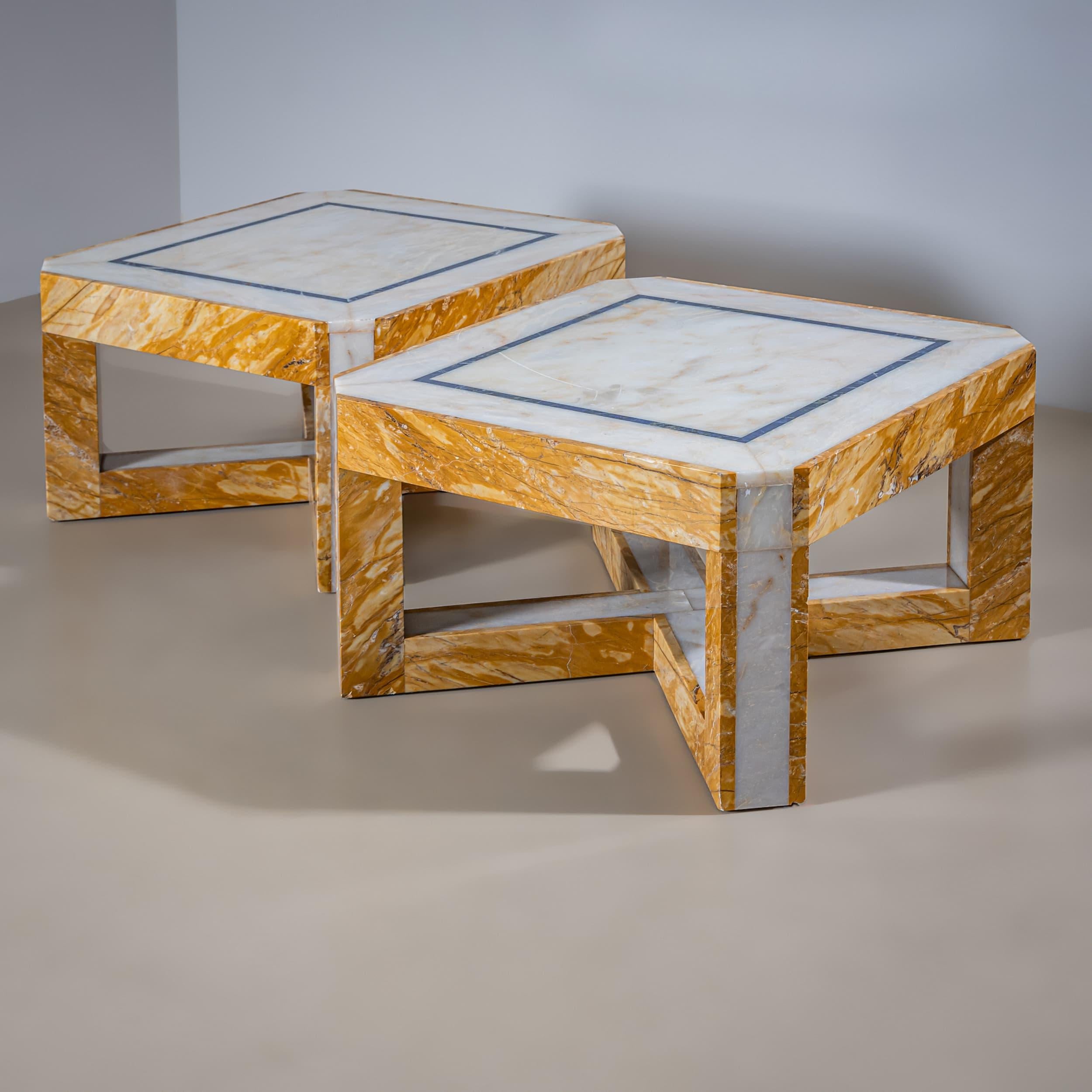 Ein Paar außergewöhnliche und schwere Marmor-Couchtische. Die quadratischen Platten mit abgeschrägten Ecken stehen auf einem X-förmigen Sockel. Das Design kombiniert sattgelben Siena-Marmor mit weißem Marmor. Die Tischplatten werden durch einen