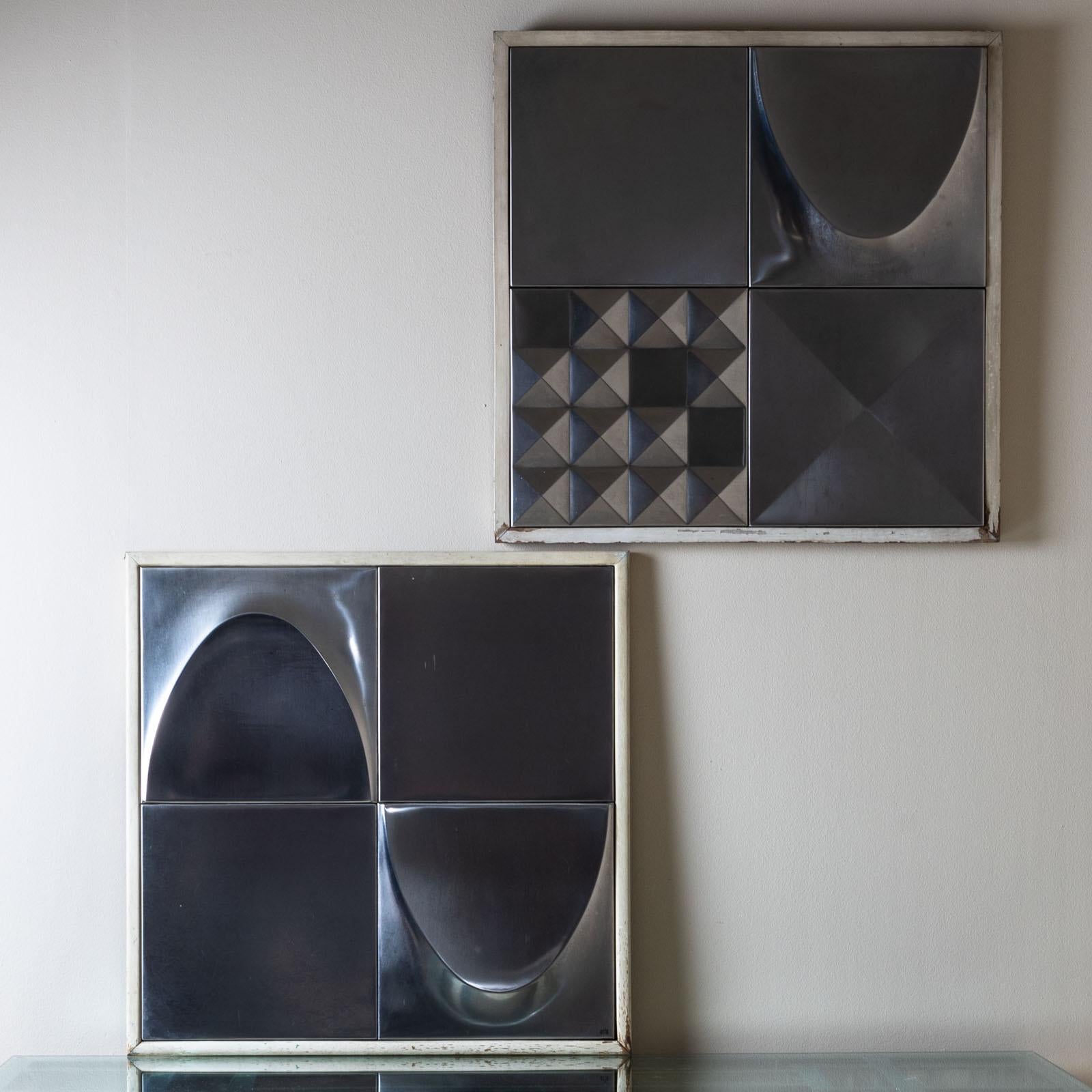 Set aus zwei quadratischen Wandplatten, die jeweils aus vier Metallfliesen mit verschiedenen geometrischen und abstrakten Reliefs bestehen. Jede Tafel ist in der linken unteren Ecke mit 