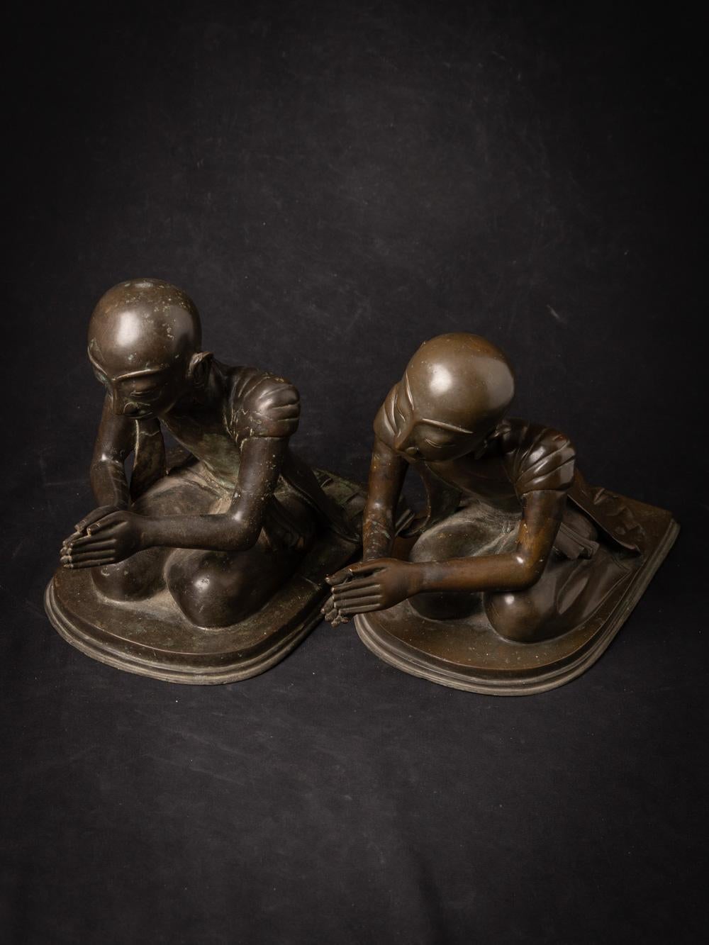 Mid-20th century Pair of old bronze Burmese Monk statues in Namaskara Mudra For Sale 9