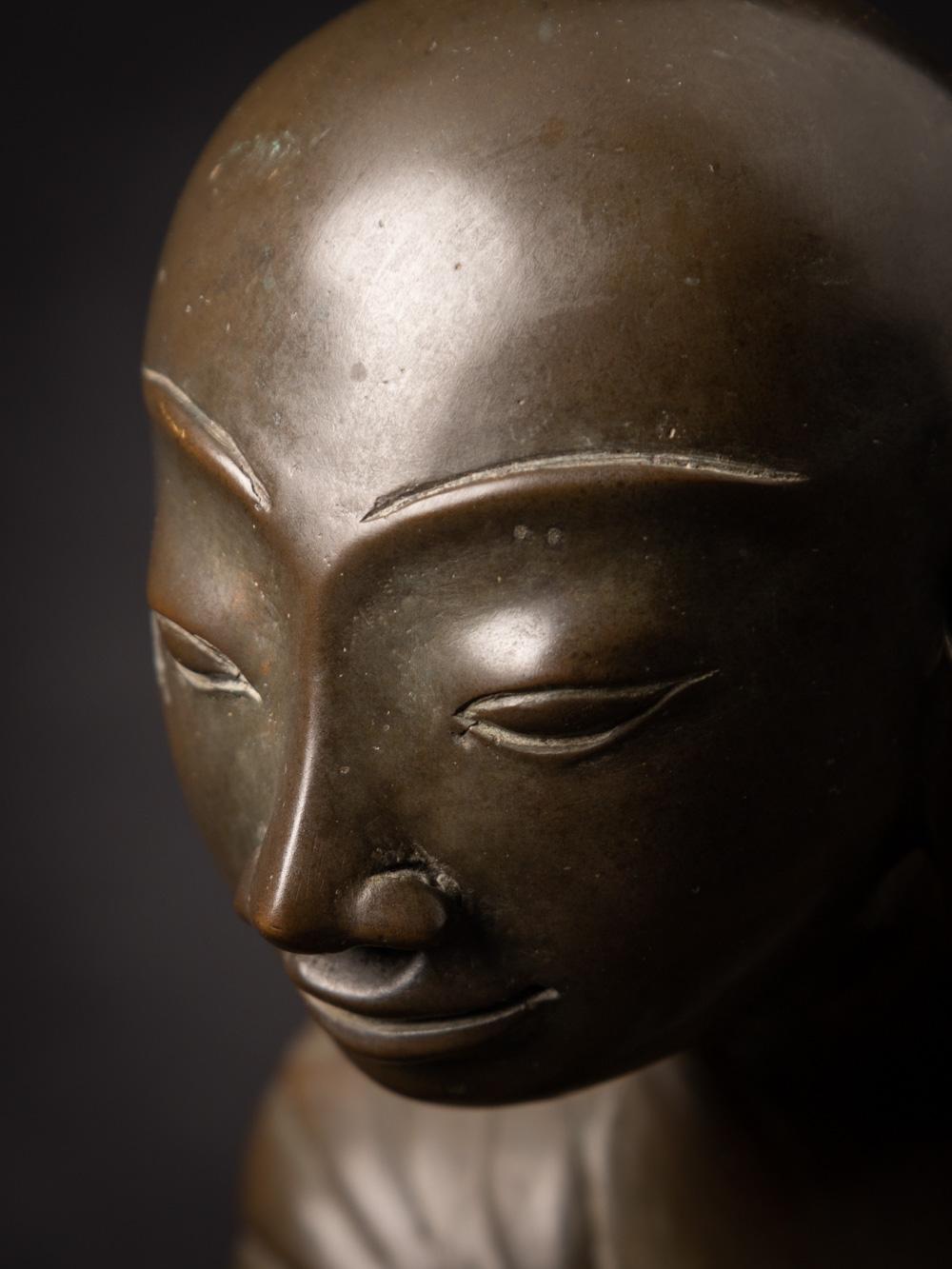 Mid-20th century Pair of old bronze Burmese Monk statues in Namaskara Mudra For Sale 11