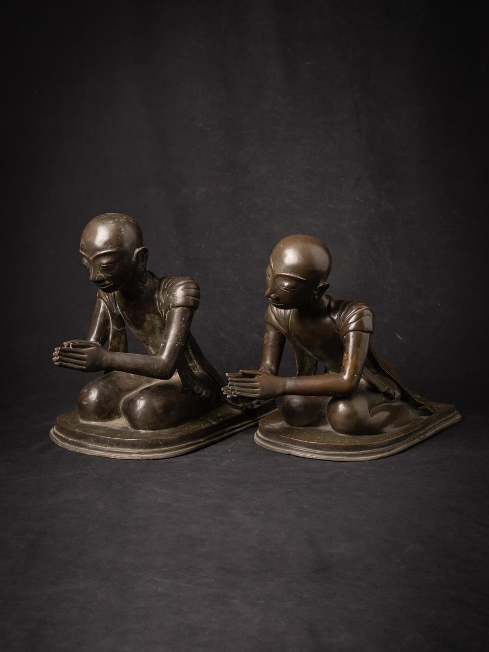 Mid-20th century Pair of old bronze Burmese Monk statues in Namaskara Mudra In Good Condition For Sale In DEVENTER, NL
