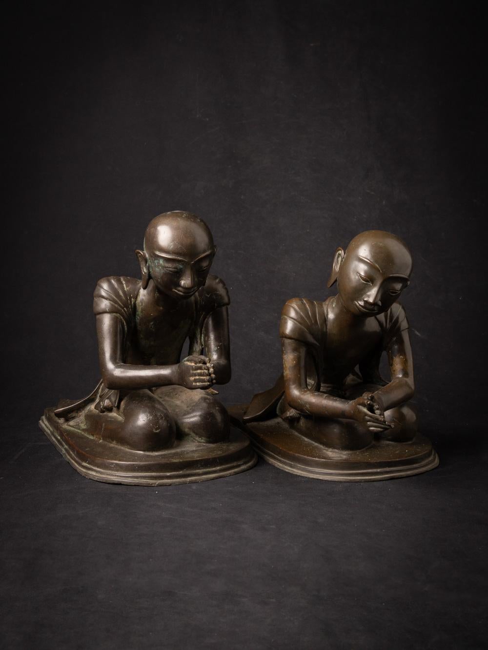 Mid-20th century Pair of old bronze Burmese Monk statues in Namaskara Mudra For Sale 2