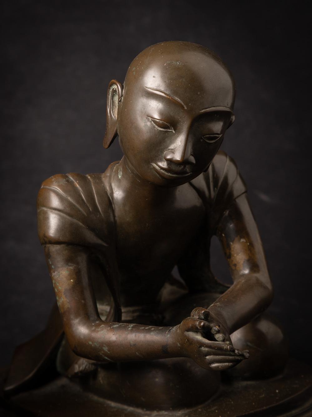 Mid-20th century Pair of old bronze Burmese Monk statues in Namaskara Mudra For Sale 3