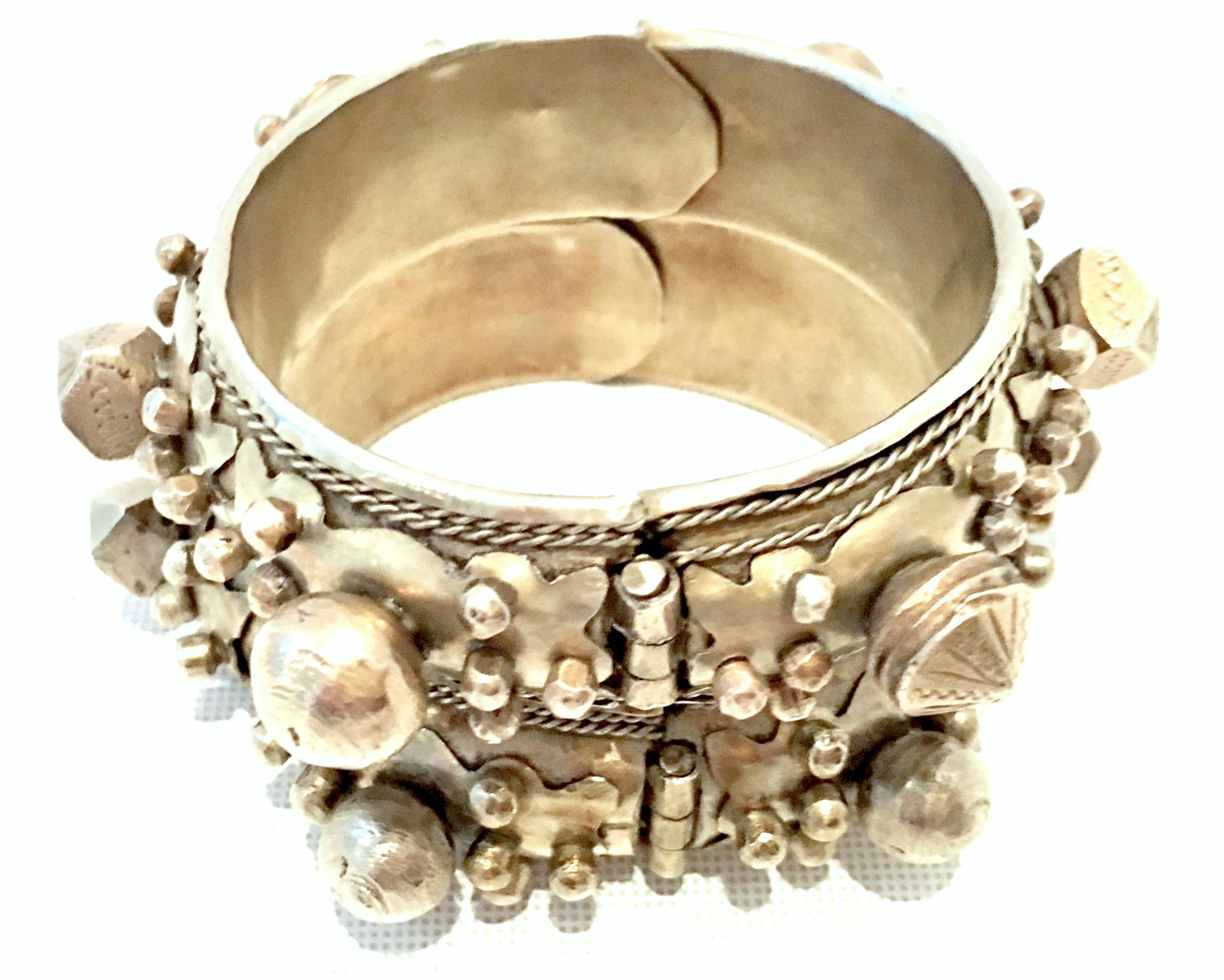 Mid-20th Century Pair Of Old Silver Rajasthan Tribal Style Clamper Bracelet 's In Good Condition For Sale In West Palm Beach, FL