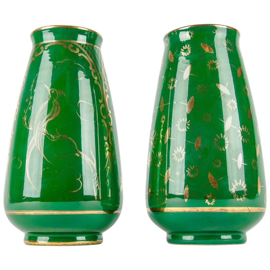 Paire de vases décoratifs en porcelaine du milieu du XXe siècle