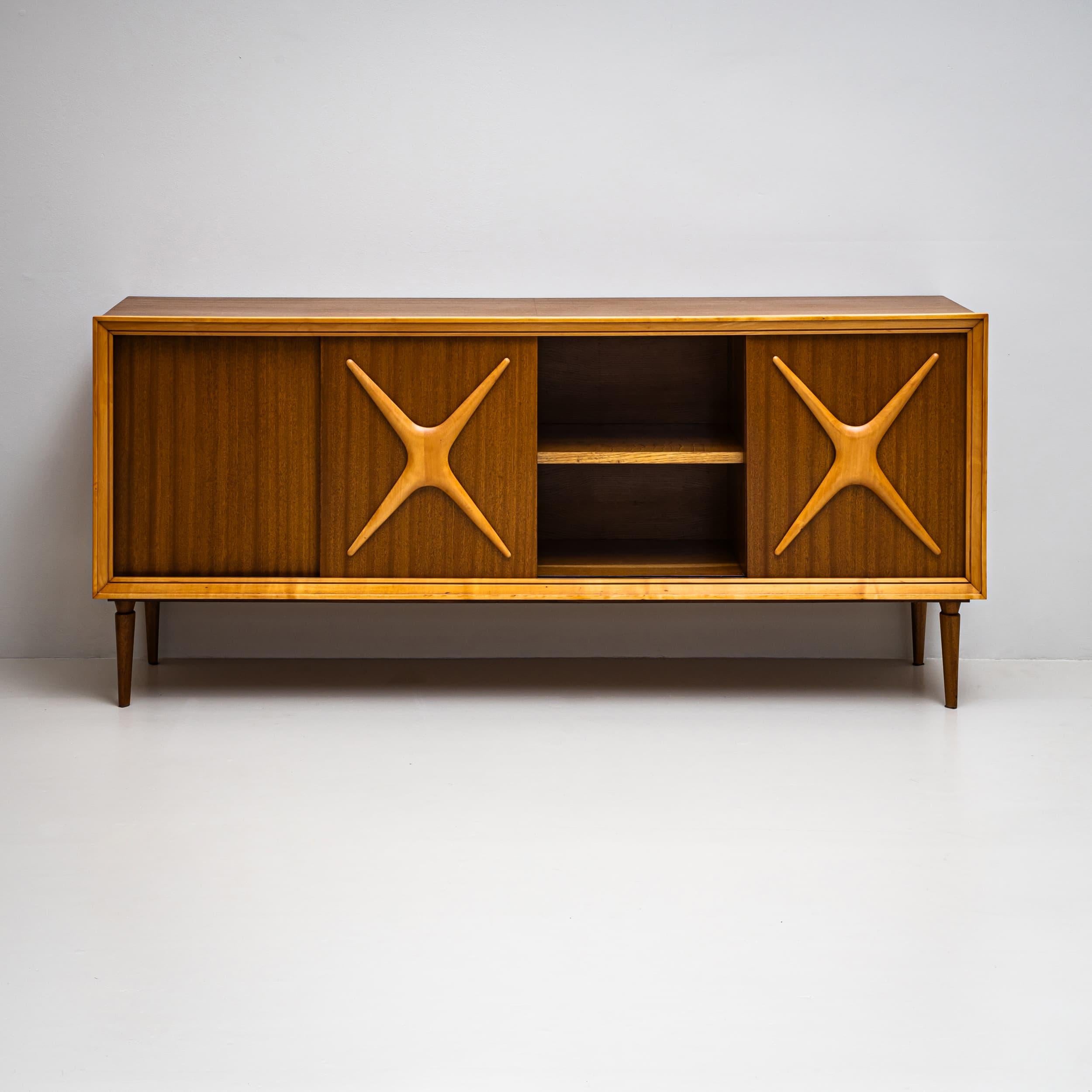Mitte des 20. Jahrhunderts  Paar Sideboards, italienische Herstellung im Zustand „Gut“ im Angebot in New York, NY
