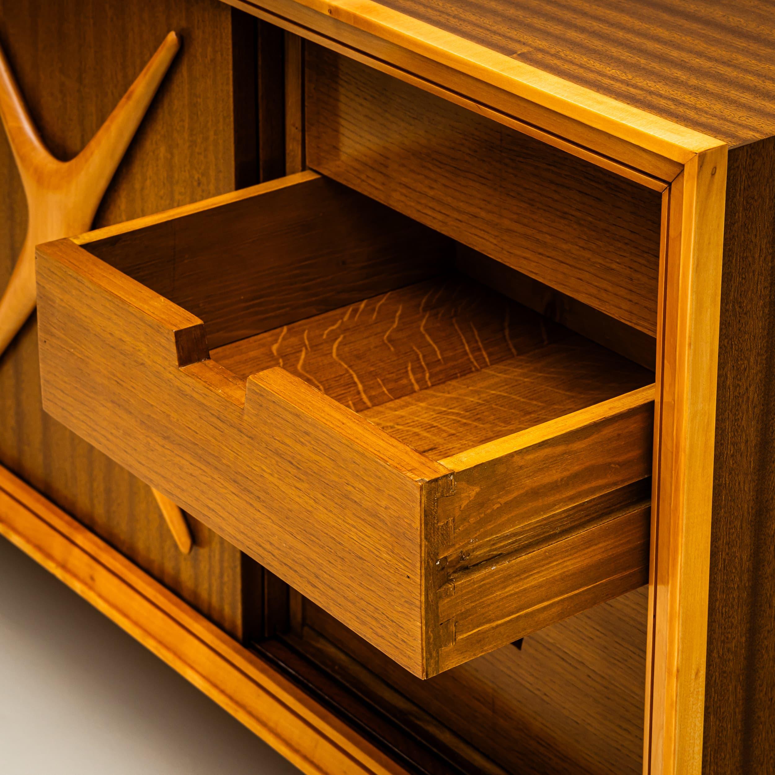 Mitte des 20. Jahrhunderts  Paar Sideboards, italienische Herstellung im Angebot 2
