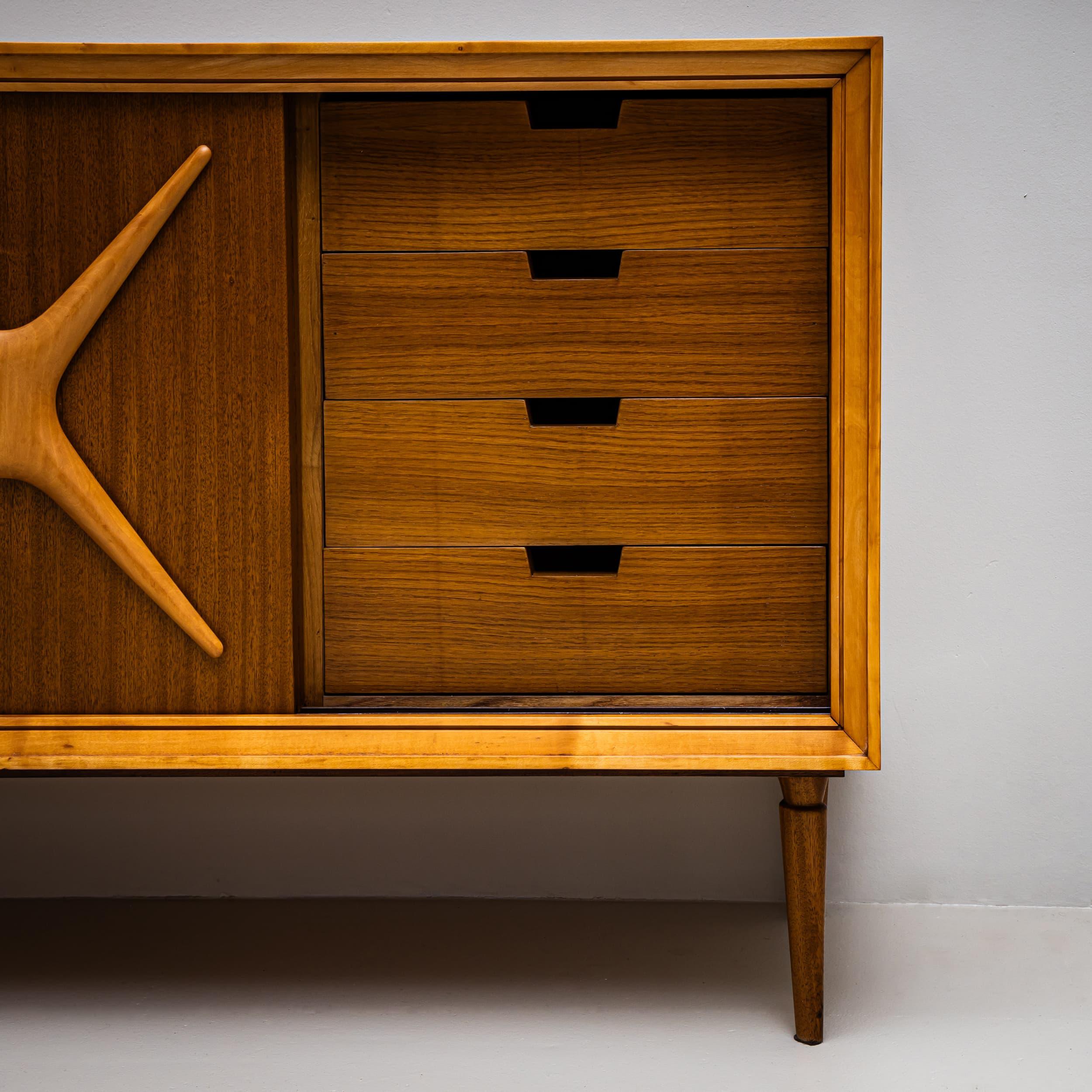 Mitte des 20. Jahrhunderts  Paar Sideboards, italienische Herstellung im Angebot 3