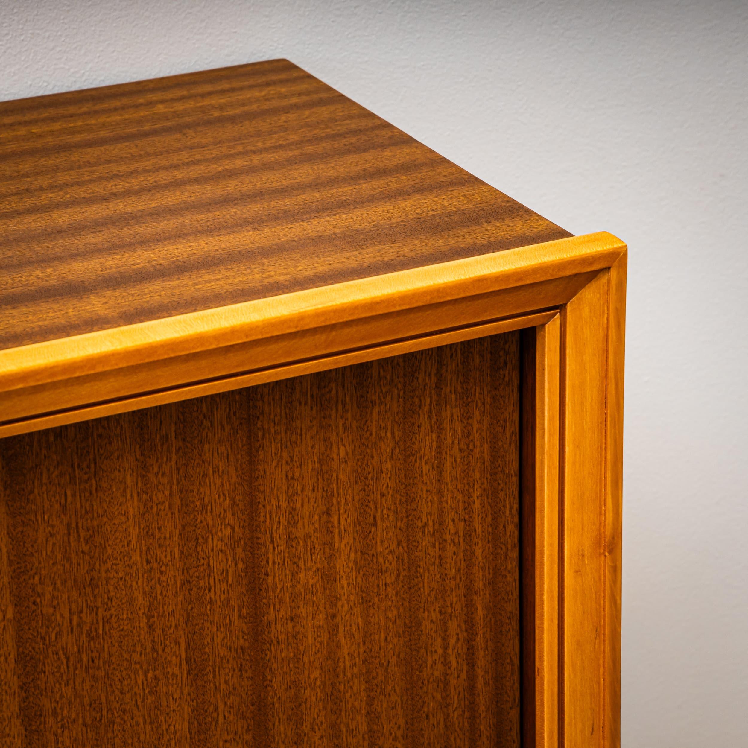 Mitte des 20. Jahrhunderts  Paar Sideboards, italienische Herstellung im Angebot 4