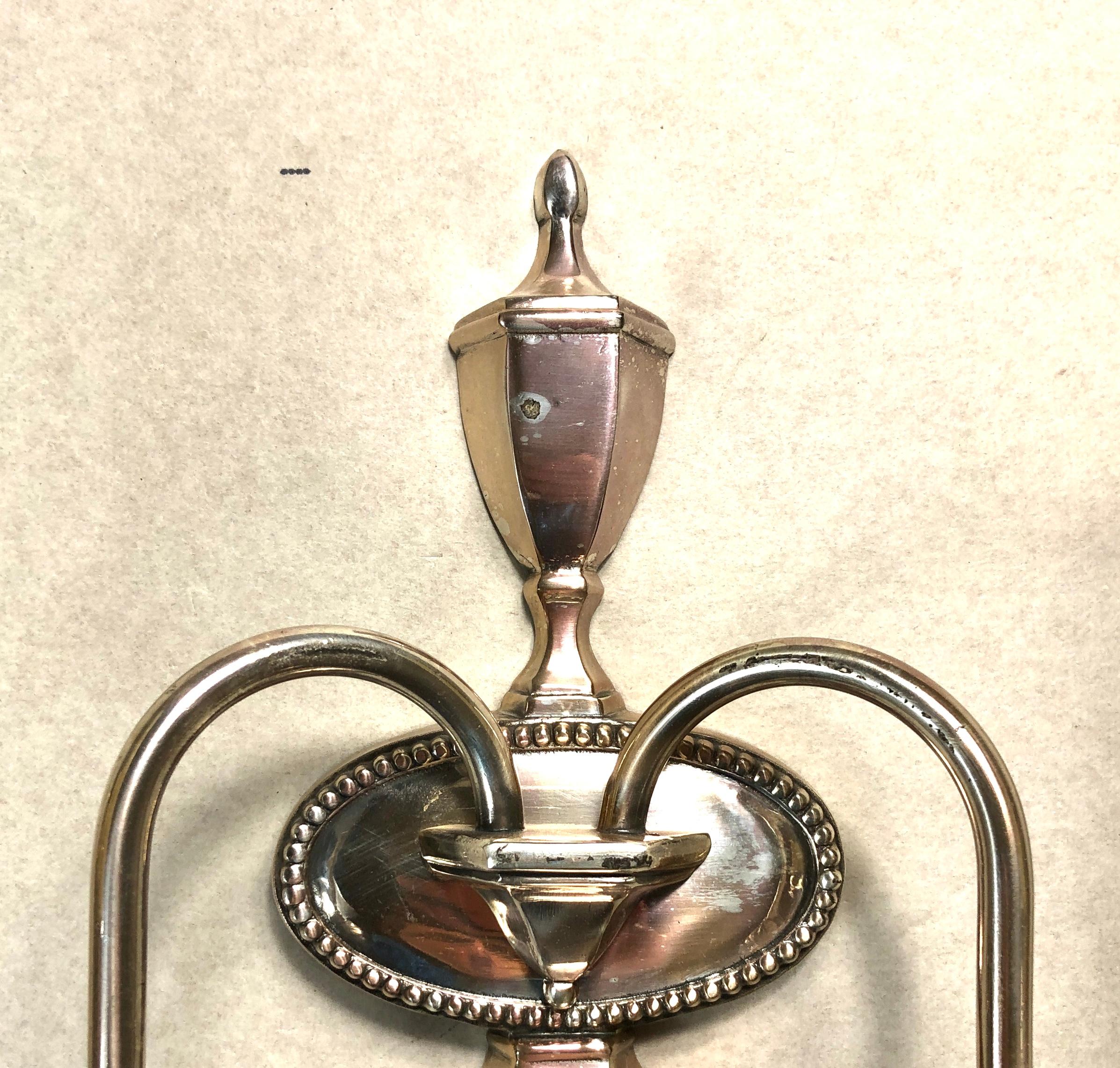 Francese Coppia di sconsole a due bracci in stile Feder in argento e bronzo della metà del XX secolo in vendita