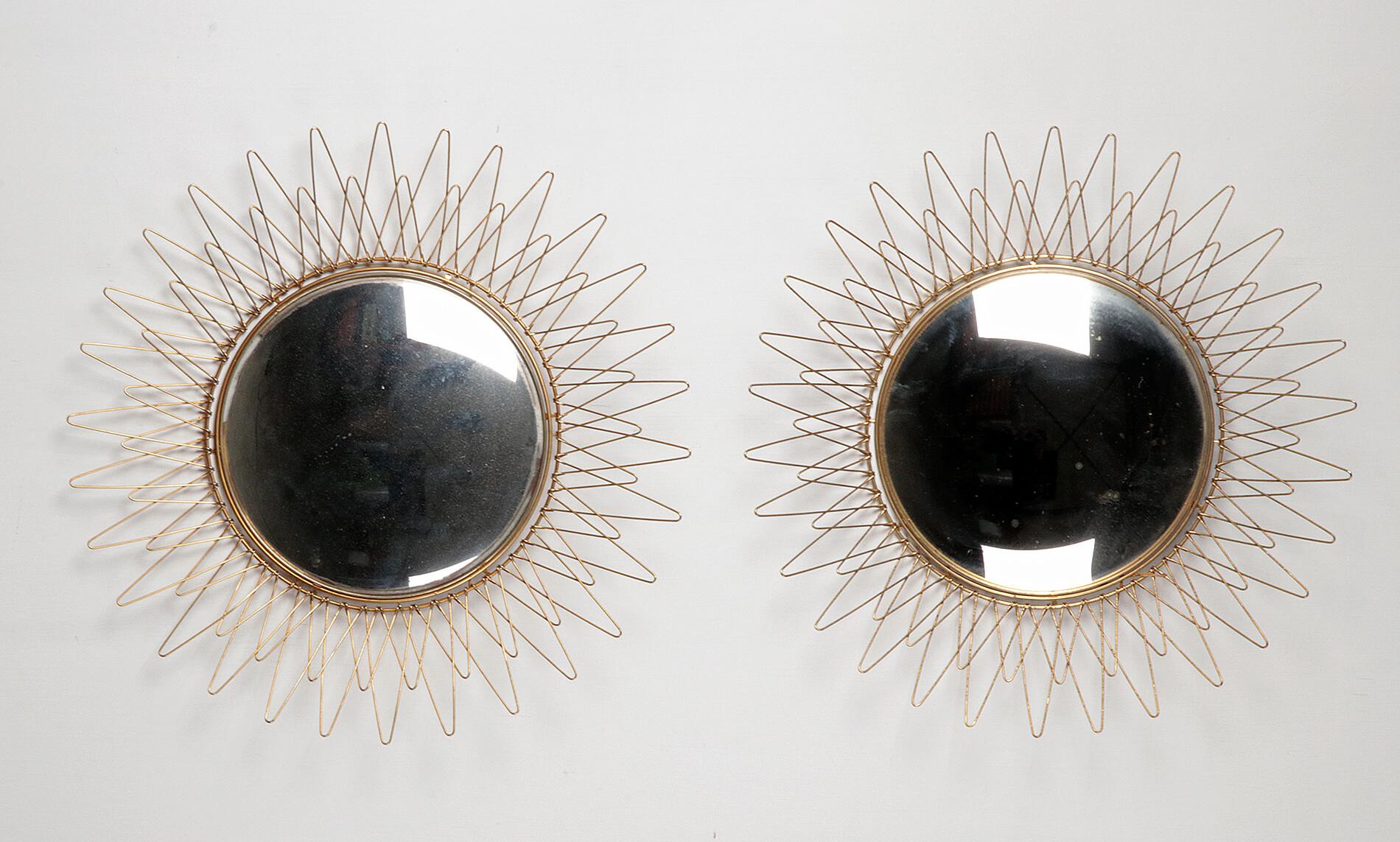 Beautiful set of two sunbeam mirrors. The edges are made of gilded metal, and these edges are foldable. This is a striking system, the rays are connected to each other and therefore the edge can be easily folded.
The glass is curved, spherical. The