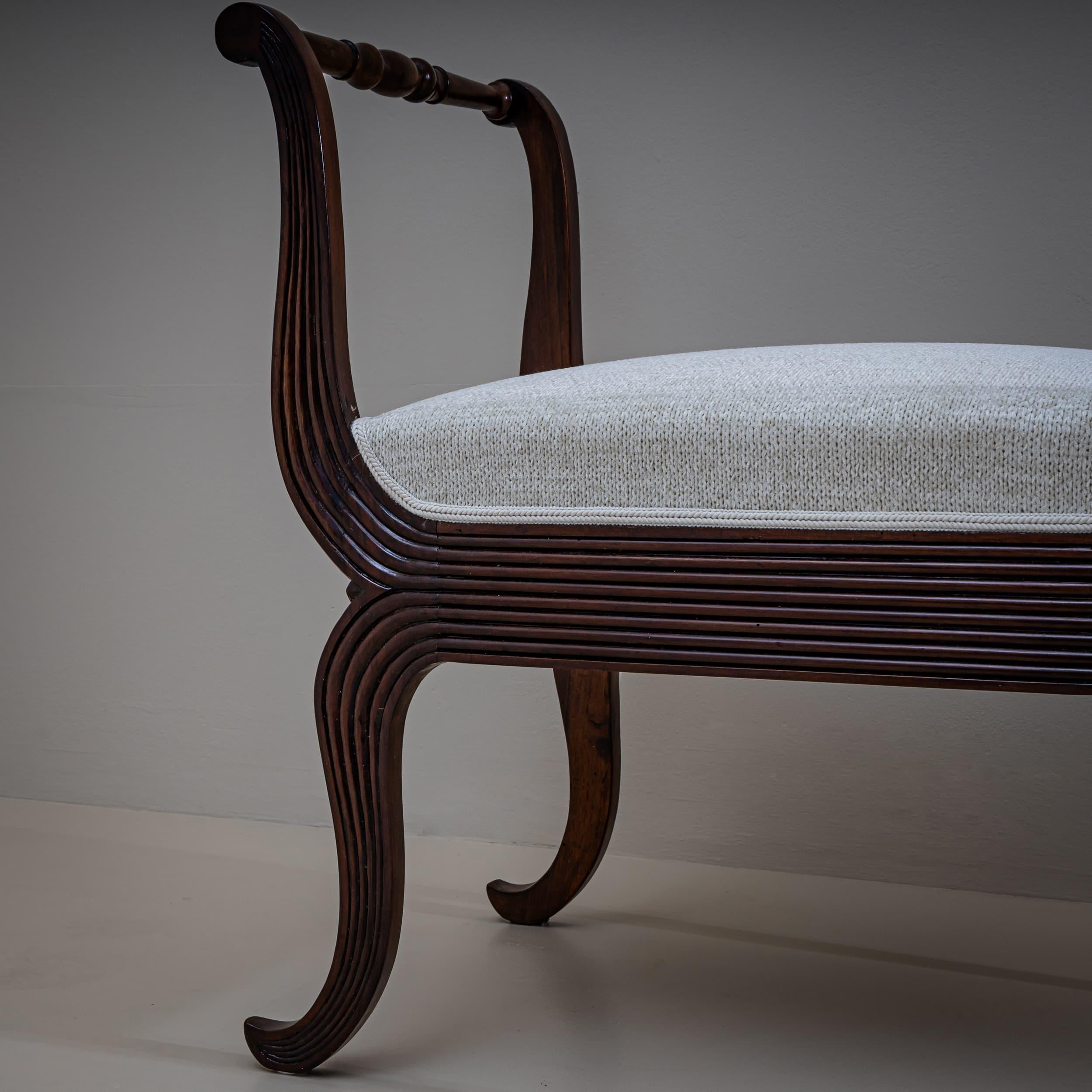 Mid-20th Century Pair of Walnut Tabourets, Italy For Sale 1