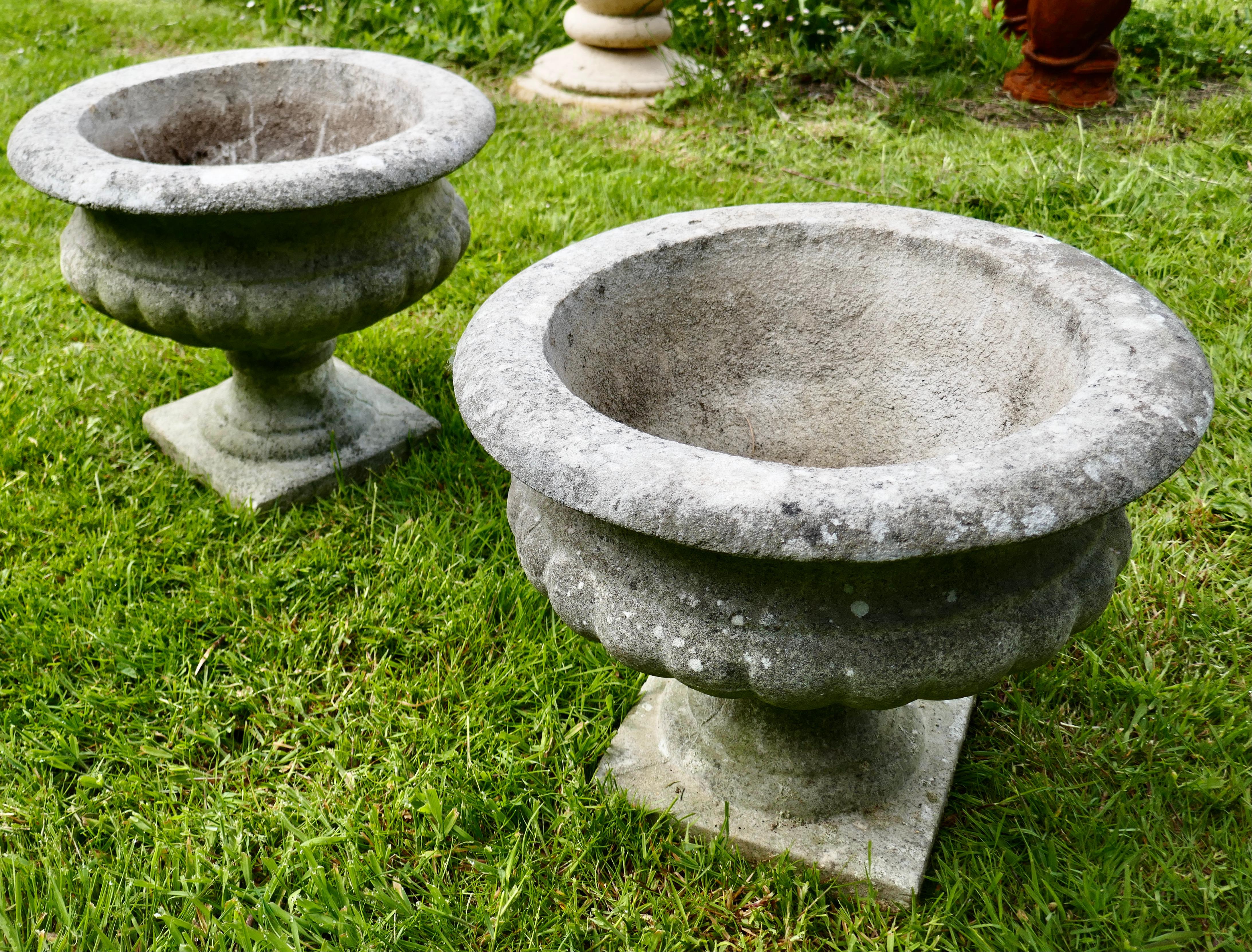 Mediados del siglo XX Pareja de jardineras de piedra fundida envejecida Piedra en venta
