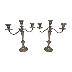 Pareja de candelabros de tres luces convertibles de libra esterlina ponderada de mediados del siglo XX