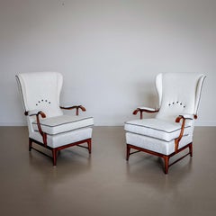Pareja de sillones con respaldo, mediados del siglo XX, atribuidos a Paolo Buffa, Italia
