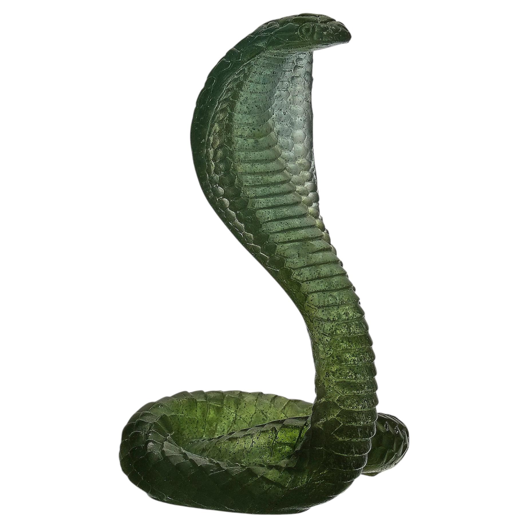 Scultura in pâte de verre della metà del XX secolo intitolata "Cobra che si erge" di Daum