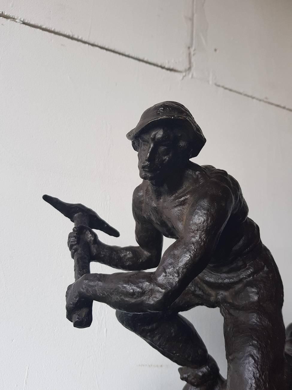 Mid-20th century patinated bronze sculpture depicting a miner bare-chested and signed Fojitk standing on a marble pedestal.

The measurements are,
Depth 17 cm/ 6.6 inch.
Width 27 cm/ 10.6 inch.
Height 30.5 cm/ 12 inch.
  