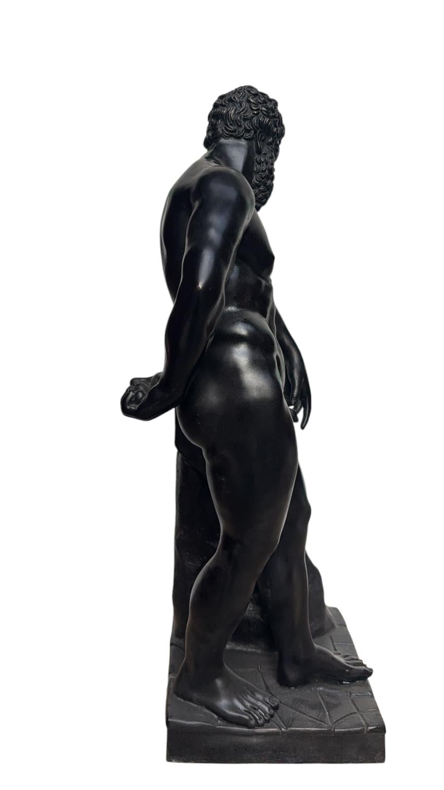 Impressionante scultura in bronzo raffigurante Ercole, finemente fusa e patinata in nero, risalente agli anni Cinquanta. La figura è ritratta in una posa potente e dinamica, che enfatizza la forza e le proporzioni classiche, riecheggiando antiche