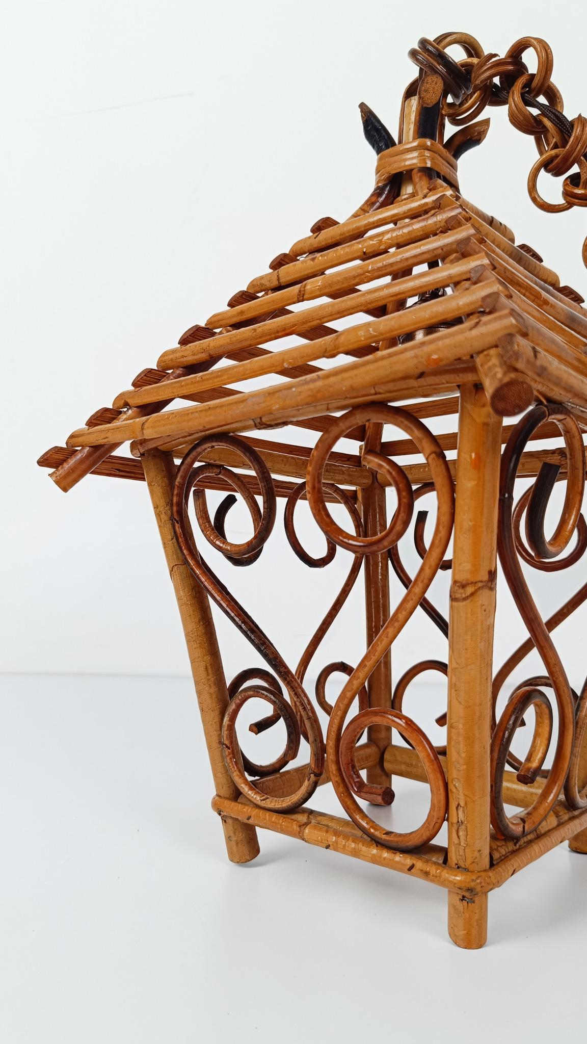 Lanterna a sospensione della metà del XX secolo realizzata a mano in canna di bambù e rattan, anni '60 in vendita 8