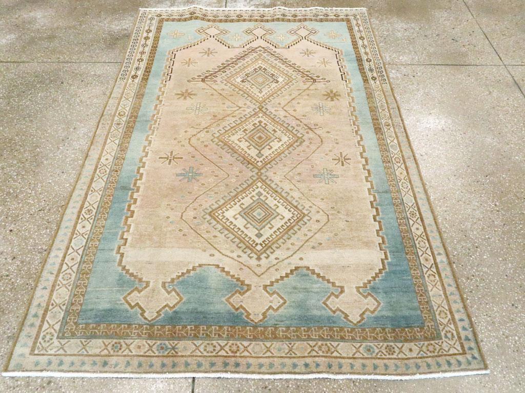Ein alter persischer Afshar-Akzentteppich, handgefertigt in der Mitte des 20. Jahrhunderts.

Maße: 4' 4
