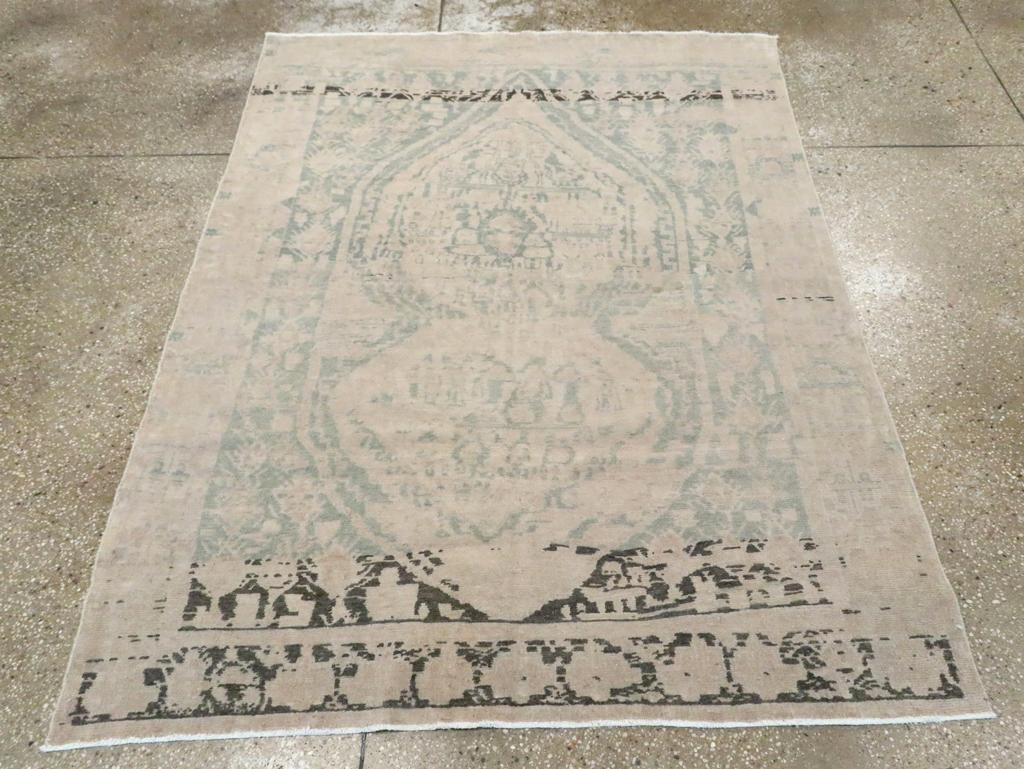 Un tapis persan Afshar vintage. Cette dispersion tribale persane SE présente un médaillon hexagonal arrondi entourant deux médaillons conjoints très excentriques, le tout sur un champ nettement abrasé allant du bleu-gris au brun foncé avec un motif