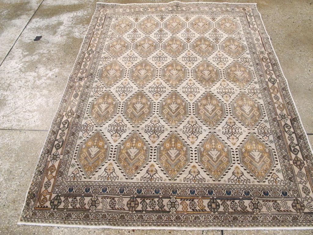 Tapis d'accent persan vintage Afshar. Vingt-cinq dames, une par panneau hexagonal brun moyen, décorent subtilement ce parterre tribal persan SE. Des dispositifs secondaires bricolés s'insèrent entre les grandes sections sur le fond d'ivoire à la