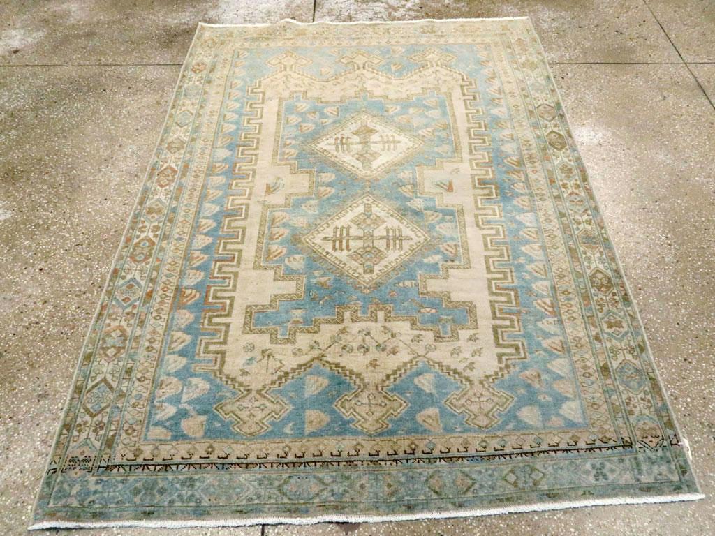 Il nostro design preferito di Afshar. Il medaglione interno blu chiaro, con chiusura a gradino, ospita un medaglione a palo corto con due diamanti ecrù uncinati, il tutto incastonato su un pannello a tre punte di paglia e incastonato in un campo blu