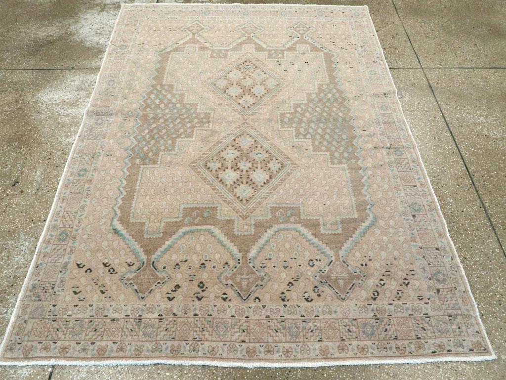 Alfombra de acento persa Afshar vintage. Éste es uno de los motivos más populares de las alfombras tribales afshar: un cartucho entallado con tres puntos en cada extremo y, en este caso, dos rombos centrales sobre un suelo arenoso lleno de boteh.