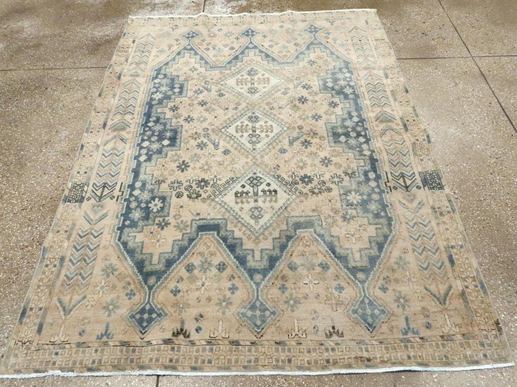 Alfombra de acento persa Afshar vintage hecha a mano a mediados del siglo XX.

Medidas: 4' 11