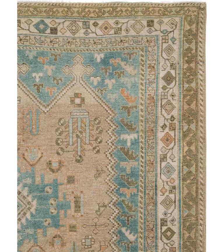 Ein alter persischer Afshar-Akzentteppich. Das hellblau-graue Feld zeigt eine Sandtafel mit drei Punkten an jedem Ende, in deren Mitte ein Stabmedaillon mit zwei hellblauen, quadratischen Kartuschen steht, die elfenbeinerne Aschiks umschließen. Laub