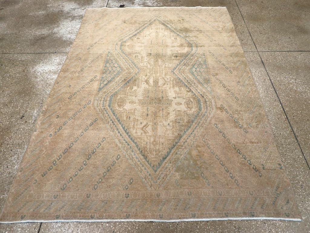 Alfombra de acento persa Afshar vintage. Esta dispersión tribal persa del SE, muy sobria, presenta un medallón alto, pellizcado y puntiagudo, de color marfil arenoso, con dos centros de roseta octogramme, sobre un fondo rayado oblicuamente de boteh