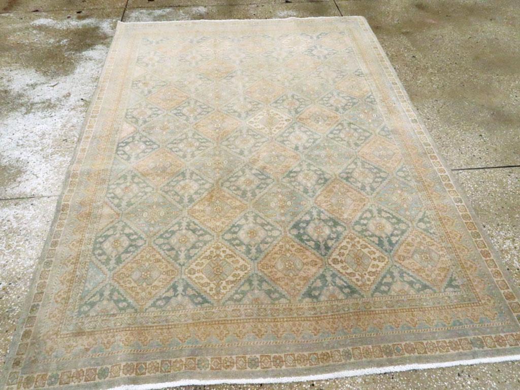 Alfombra de acento persa Afshar vintage. Esta dispersión tribal persa SE tiene un campo dividido en un entramado de rombos con paneles en arena, paja, pizarra (cada dos filas) y gris pálido, cada uno con diseños de roseta y boteh. Un recíproco