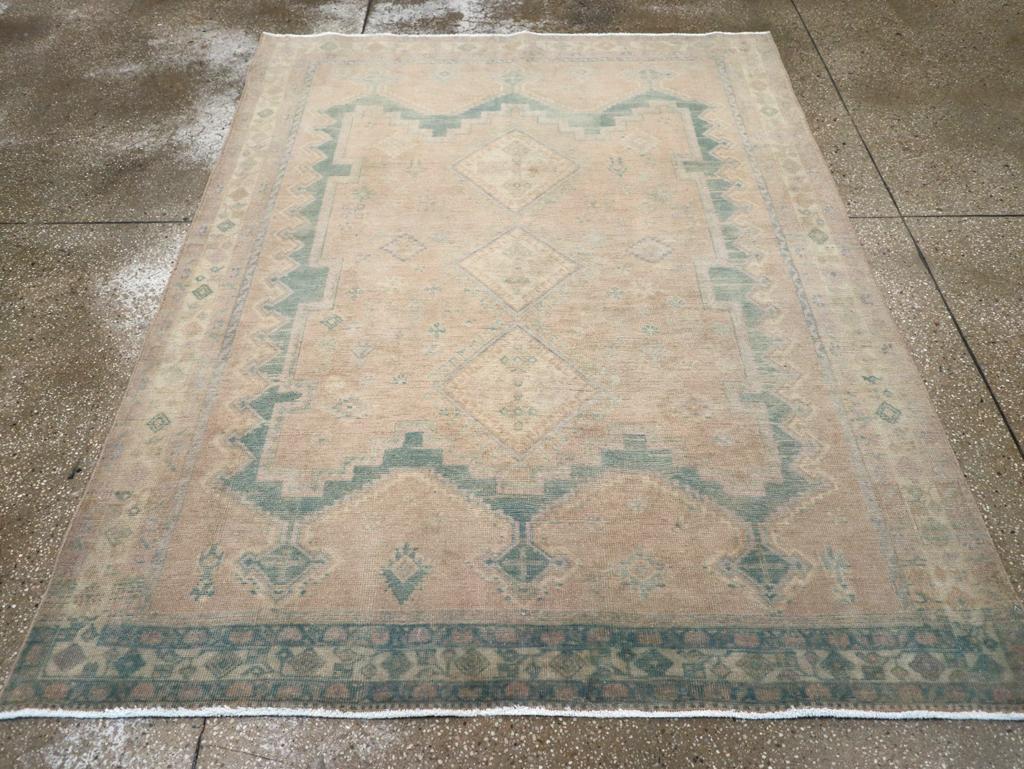 Tapis d'accent persan vintage Afshar. Le sous-champ bleu clair a été réduit à un étroit ruisseau tout en accueillant un large panneau chamois dentelé et étagé renfermant un médaillon à trois crochets en forme de losange de couleur sable. Les trois