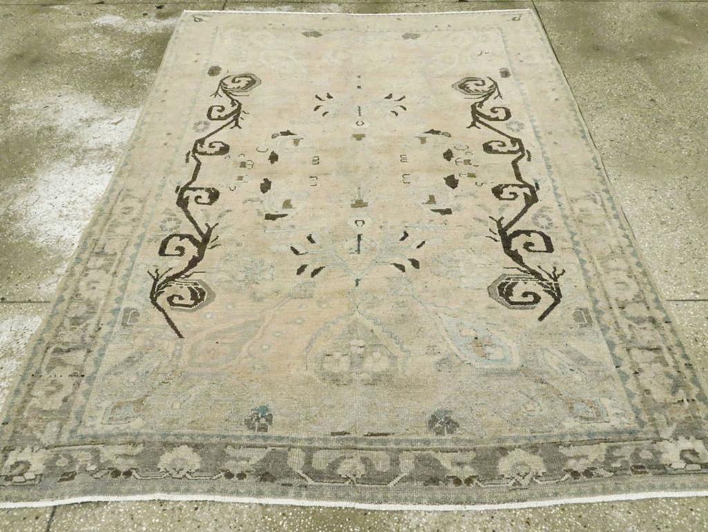 Un tappeto d'accento persiano Afshar vintage. Le audaci volute di acanto marrone-nero sono le caratteristiche principali di questo tappeto West Persian Townes con una tavolozza di colori tenui come paglia, grigio medio e avorio antico. Il bordo, che