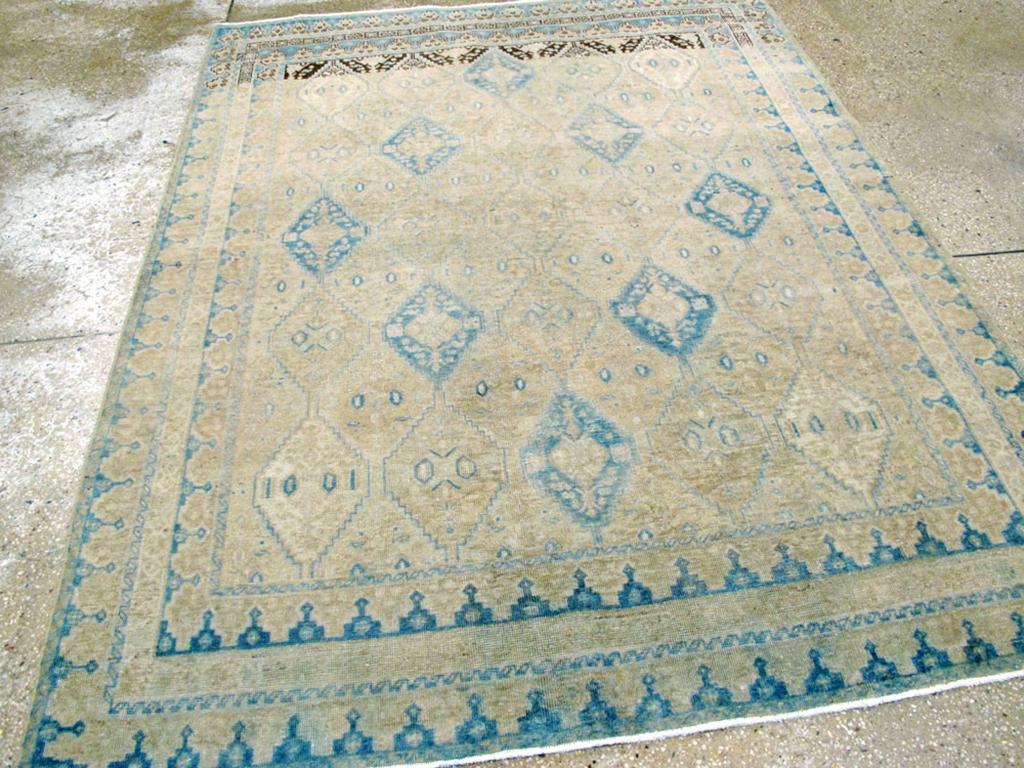Un tappeto d'accento persiano Afshar vintage. Questo tappeto tribale persiano SE è quasi due tappeti. Il motivo a losanghe a gradini in toni chiari sulla maggior parte del pezzo rivela una sezione finale più colorata con cioccolato e azzurro. I