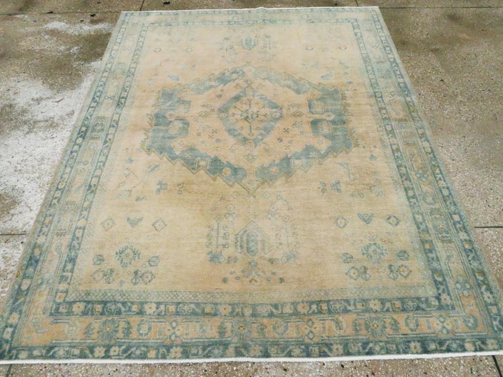 Alfombra de acento persa Afshar vintage hecha a mano a mediados del siglo XX.

Medidas: 5' 5