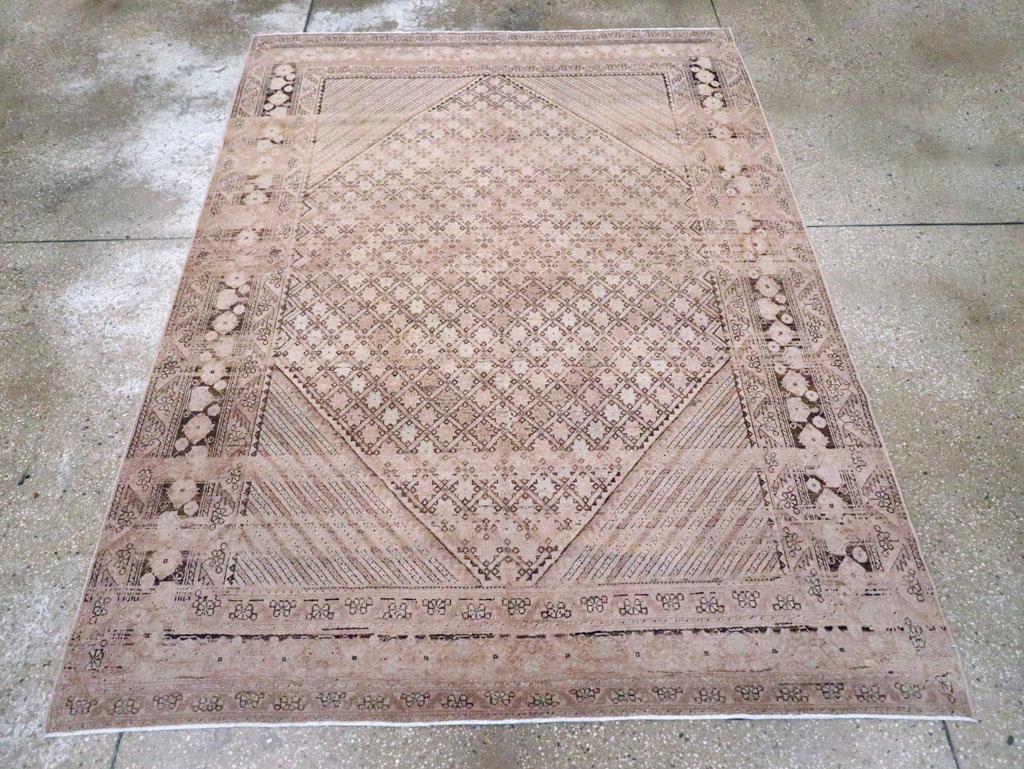 Alfombra de acento persa Afshar vintage. Esta gran dispersión tribal persa SE tiene un diseño de esquinas rayadas que enmarcan un campo hexagonal con un denso entramado de pequeños rombos, todo en tonos marrón, arena y tostado. Sólo el borde raspado
