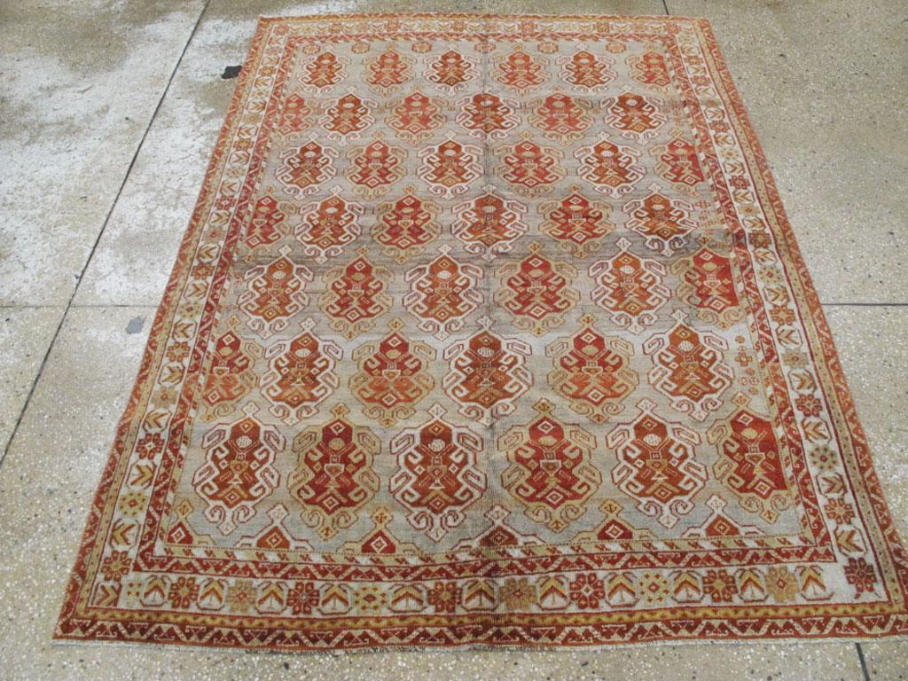 Tapis d'accent persan vintage Afshar. Sept rangées décalées de palmettes en forme d'insectes forment un motif unidirectionnel sur un champ brun clair bien abrasé de cette dispersion nomade du sud-est de la Perse.  Toutes les palmettes ont un centre