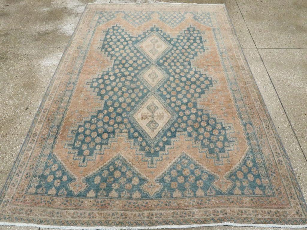 Des rangées et des rangées de petites rosettes disjointes remplissent le champ et le médaillon central du cartouche à six pointes, étagé et pincé. Une fine tige de trois diamants crochetés de couleur écru est au centre du dessin. Les bordures